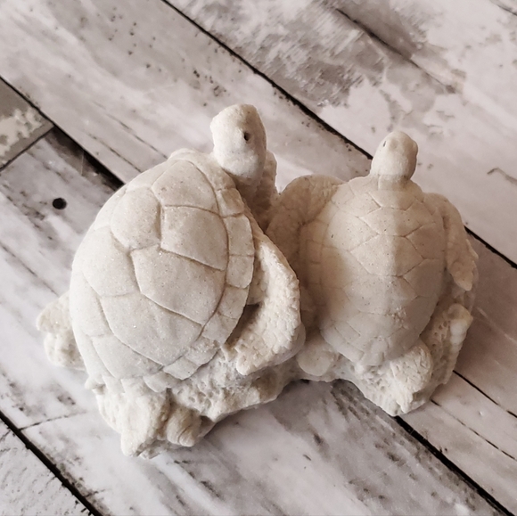 Sand-Deco SandStone Figure Of 2 Sea Turtles On Coral And Sea Shells - Picture 3 of 7